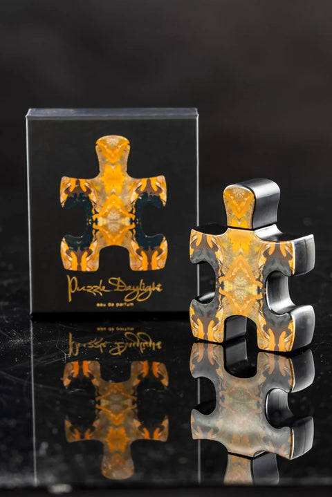 puzzle-daylight-perfume-bottle-box-reflection-on-black-surface