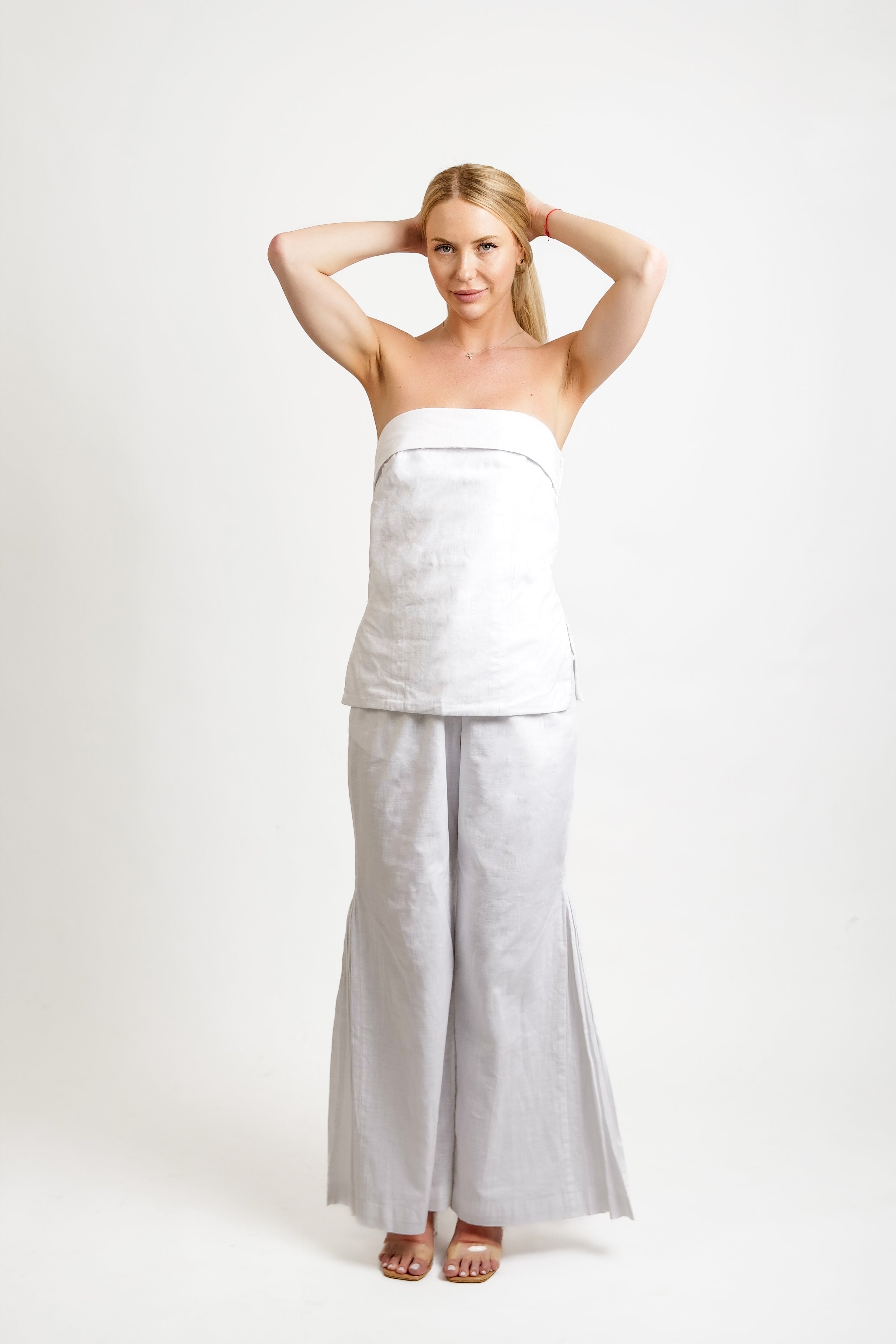 samantha-white-trousers