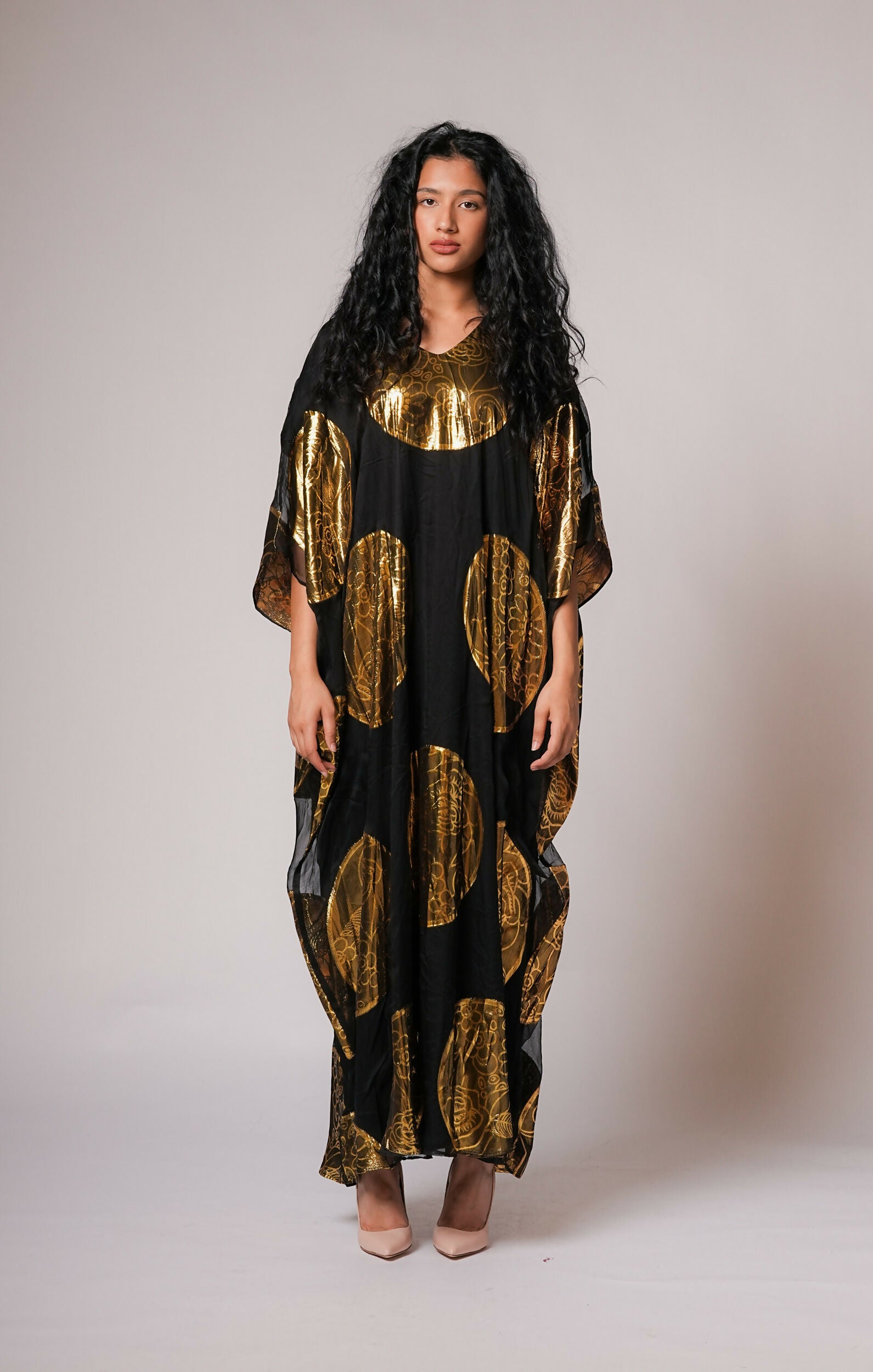 Chiffon kaftan in gold/black