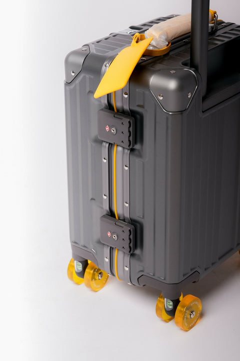 Hard-Shell Spinner Luggage LG14GYYL