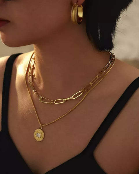 Le Signe Pendant Necklace- Gold