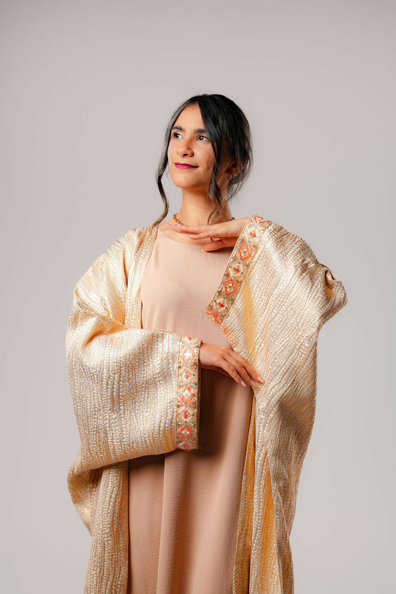 Bisht -Elegant- wide and luxurious abaya - characterized by its elegant embroidery