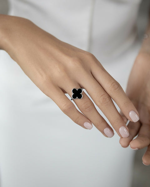 Clover ring with black onyx