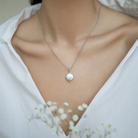 Necklace with round pearl medallion