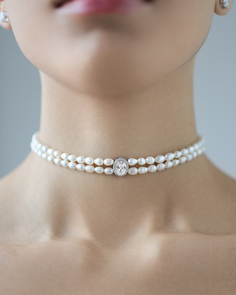 Pearl collar necklace with oval stone