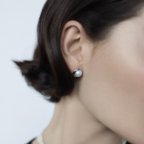 Stud earrings with river pearls