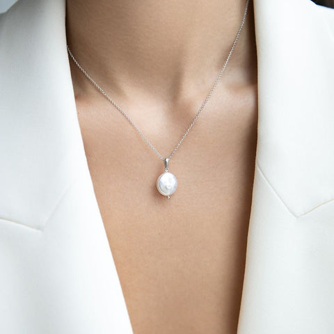 Necklace with round pearl medallion