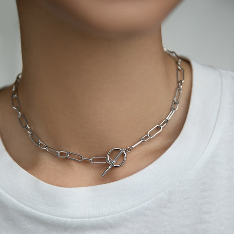 Necklace with alternating links