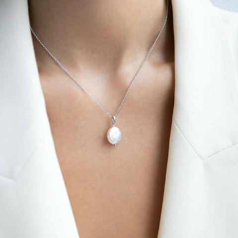 Necklace with round pearl medallion