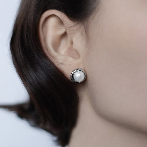 Stud earrings with river pearls