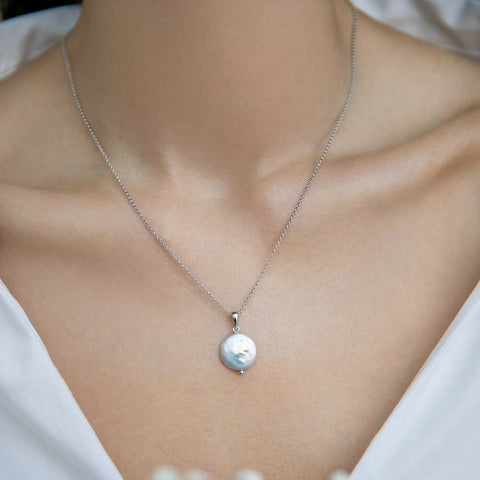 Necklace with round pearl medallion